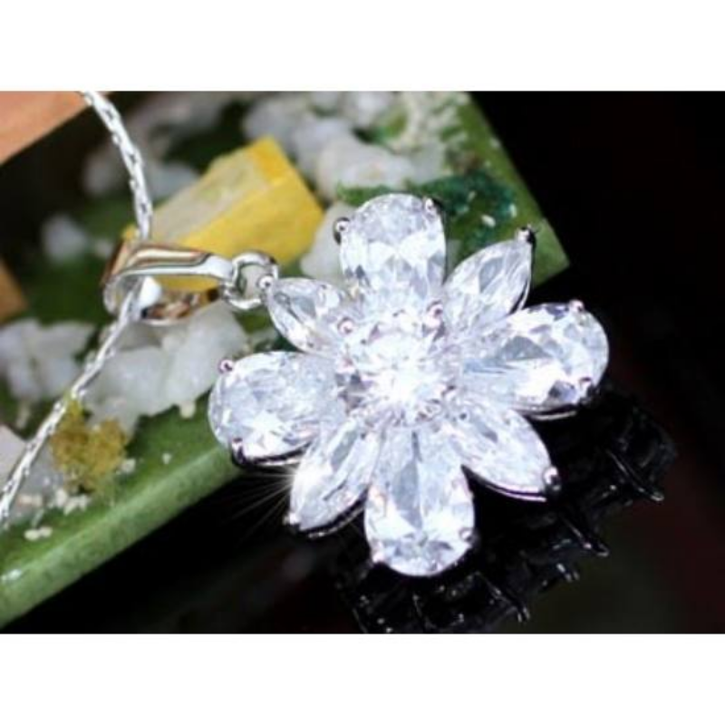 Swarovski kristályos nyaklánc 8 szirmú virágos medállal
